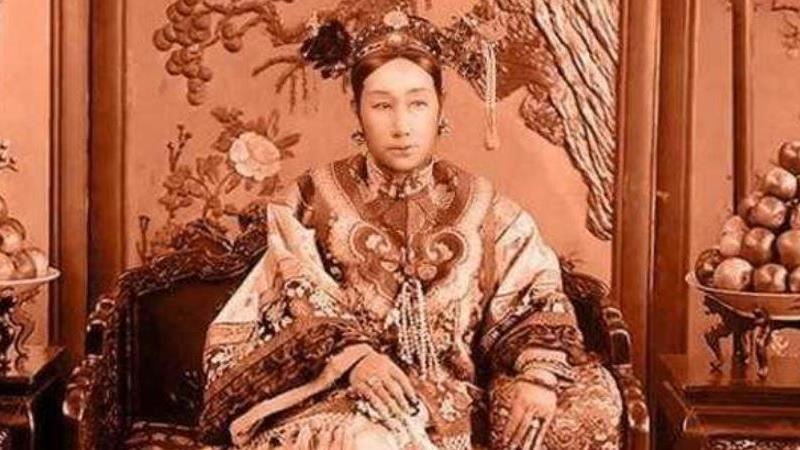 慈禧剛起床被宮女撞見一幕：把他們都砍了