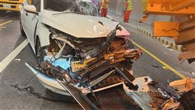 蘇花改工程防撞車遭撞！白車「車頭面目全非」超驚悚　車內2人急送醫。（圖／翻攝畫面）