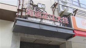 上海一棟大樓的業主白女士指控，隔壁鄰區惡意拉電表開關。（圖／翻攝自新聞坊）