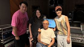 方宥心（右起）演唱吳念真作詞、聶琳作曲的〈隔世〉，左為錄音師林尚伯。（圖／綠光劇團提供）