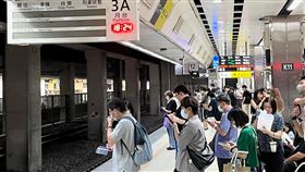 台鐵一天連兩起故障，導致班次大亂，自強號全車沒冷氣。（圖／翻攝threads）