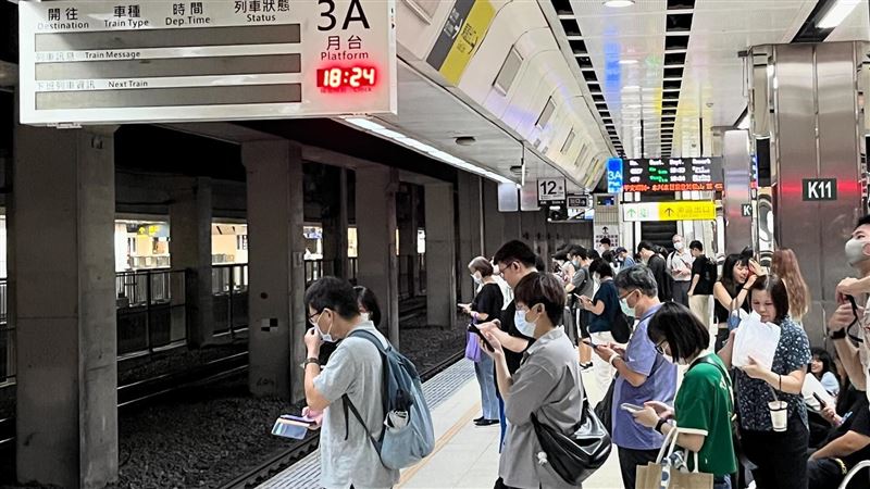 台鐵連2故障！「全車沒冷氣」誤點惹民怨