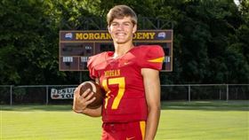 16歲的高中生卡登是橄欖球隊的四分衛。（圖／翻攝自John T. Morgan Academy臉書）