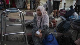 ▲以色列對加薩走廊中部城市迪爾巴拉發布新疏散令，26日艾格撒醫院疏散病患。（圖／美聯社／達志影像）