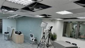 溫朗東秀出台玻大樓3樓裝潢照，指民眾黨中央黨部違法施工。（圖／翻攝朗東午夜場YouTube頻道）