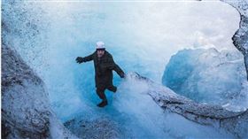 遊客在Breidamerkurjokull冰川上探索冰洞。（圖／達志／美聯社）