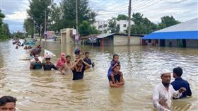 據孟加拉媒體26日報導，該國因持續的季風降雨與河水上漲而引發的洪水已造成至少23人遇難，超過550萬人受災。（圖／翻攝CNN）