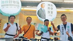 支領蔡壁如共16萬餘元交通費的黃姓C員（右1），去年曾穿著蔡的背心替她輔選，但蔡的人事費支出卻無任何申報紀錄。（翻攝黃姓C員臉書）