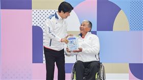巴黎帕運代表團授旗典禮　賴總統頒幸運獎牌總統賴清德（左）23日在體育署出席「2024巴黎帕運代表團授旗典禮」，致贈幸運獎牌祝福代表團榮獲佳績，由射箭選手曾隆煇（右）代表接受。中央社記者裴禛攝  113年8月23日
