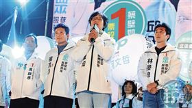 蔡壁如（前右2）遭檢舉，指將人事費拆成3百多筆交通費申報，有柯粉在不公開社群砲轟：「見獵心喜攻擊別人之前，先把自己的屁股擦乾淨好嗎？」圖為蔡去年競選畫面。