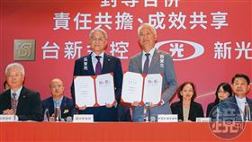 台新金、新光金上週也通過合意併購，10月將舉行股東會。