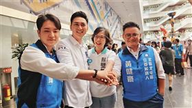 蔡壁如（右2）與藍營F4廖偉翔（左2）去年立委大選期間頻合體，沒想到在政治獻金的金流也另類「藍白合」。（翻攝蔡壁如臉書）