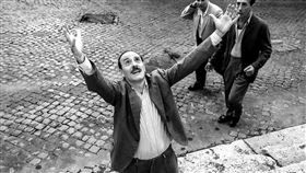 《我們還有明天》瓦里歐馬斯坦德片中父權至上。（圖／海鵬提供）