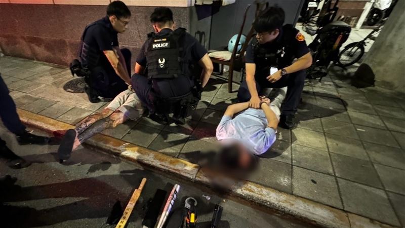 為討15萬竟放水雷　街頭飛車追逐撞成一團