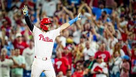 ▲哈波（Bryce Harper）從黑德（Josh Hader）手中敲出再見安打。（圖／翻攝自費城人推特）