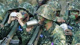 成功嶺新兵下課補充水分台中成功嶺義務役入伍新兵28日在下課時間，聽從助教班長的指令喝水，補充水分。中央社記者徐肇昌攝  113年6月28日