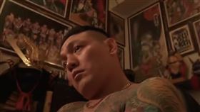 春風在MV中秀刺青。（圖／混血兒娛樂提供）