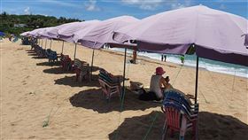 史丹利透露墾丁一排空的傘插在那邊，「打死都不想坐那個醜死了的小塑膠椅啊」（圖／翻攝自臉書）