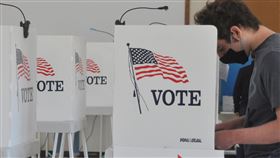 美國年輕選民偏好拜登  白人青年除外美國塔弗茲大學的投票資料於4日分析指出，30歲以下的美國選民整體而言偏好民主黨候選人拜登，但年輕的白人男性則支持共和黨籍的現任總統川普。圖攝於11月3日美大選投票所一景。中央社記者周世惠舊金山攝　109年11月6日