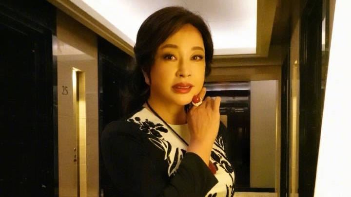73歲劉曉慶爆四度離婚　網友：果真武則天