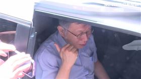 ▲柯文哲下午步出民眾黨中央黨部，面對媒體詢問表示「禮拜四、禮拜四，我們開記者會！」