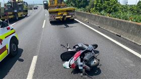 國1頭份段 機車闖入遭撞噴