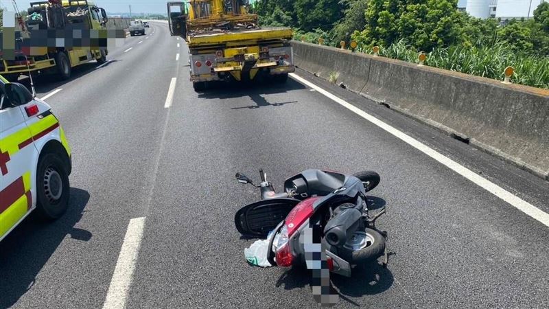 國1頭份段「機車闖入遭撞噴」騎士躺車道