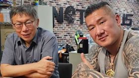 館長在直播時秀出與柯文哲的合照，他說，柯文哲來找他聊天，兩人從晚間6點30分聊到8點多。（圖／翻攝自館長惡名昭彰YouTube頻道）