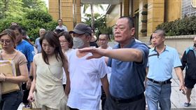 周典論收押7個月  150萬交保步出看守所屏東縣議長周典論（前左3）收押逾7個月，屏東地方法院考量比例原則，12日裁定以新台幣150萬元交保；周典論下午在屏東縣副議長盧文瑞（前右）、女兒周芸均（左2）等人陪同下走出看守所。（民眾提供）中央社記者黃郁菁傳真  113年7月12日