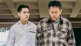 庹宗華（右）、孫明宇在《滿七》飾演一對同志父子。（圖／海鵬提供）

