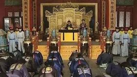 中國古代大臣上朝，對皇帝行跪拜之裡並非常態。 (圖/翻攝百度百科)
