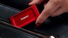 金士頓XS1000外接式固態硬碟「星曜紅」。（圖／翻攝自momo購物網）