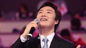 費玉清封麥後幾乎全面消失歌壇。（圖／翻攝自微博）‘