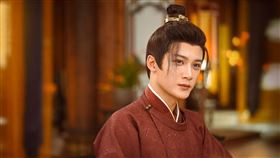 檀健次拍《四方館》不計形象搞笑探案。（圖／iQIYI國際站提供）