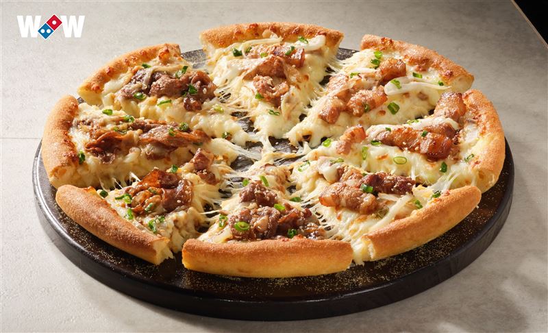 達美樂和乾杯聯名推出「牛豚雙花燒肉披薩」,明起免費發放100份給民眾試吃。(圖/達美樂 提供)