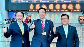 熊本縣知事木村敬結束訪台行程日本熊本縣知事木村敬（中）結束訪台行程，27日從桃園國際機場離境，他在機場受訪表示，這次訪問讓他體會到台灣除在製造方面很強，在研發或是教育等產官學部分也都有非常強大的聯合，才造就了台灣成為世界半導體製造領先者地位。中央社記者吳睿騏桃園機場攝  113年8月27日