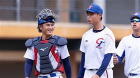 ▲陳冠穎（右）的控球獲得陳九登稱讚。（圖／中華棒協提供）