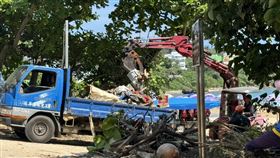 國家公園署：墾丁南灣沙灘業者堆置物清理中國家公園署27日表示，墾管處26日公告，南灣沙灘業者的機具、物品未放置在指定區域者，將依契約規定開罰；堆置於道路及沙灘的私人物品，則一律以廢棄物清除。（國家公園署提供）中央社記者陳俊華傳真  113年8月27日