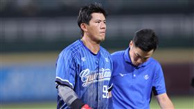 ▲富邦悍將高國麟被觸身球砸中左手。（圖／富邦悍將提供）