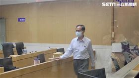 ▲鄭天財200萬交保，面對媒體追問，皆低頭不發一語。（圖／記者楊佩琪攝）