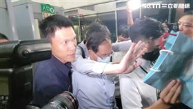 ▲鄭天財200萬交保，面對媒體追問，皆低頭不發一語。（圖／記者楊佩琪攝）