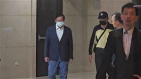 ▲鄭文燦2800萬元交保，重獲自由身形曝光。（圖／翻攝畫面）