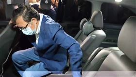 ▲鄭文燦2800萬元交保，重獲自由身形曝光。（圖／翻攝畫面）