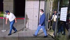 ▲鄭文燦2800萬元交保，重獲自由身形曝光。（圖／翻攝畫面）