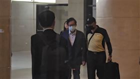 ▲鄭文燦2800萬元交保，重獲自由身形曝光。（圖／翻攝畫面）