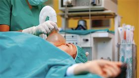 女病患當時為了身體健康，到北醫進行內視鏡檢查，沒想到卻遭到負責麻醉的醫師林朝順猥褻性侵，讓她痛苦不已。圖為示意圖。（東方IC）