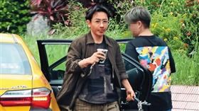 8/23 13：11 在工作人員陪同下，2月發現罹癌後動刀的魔術師劉謙（左），搭乘計程車抵達電視台錄影。