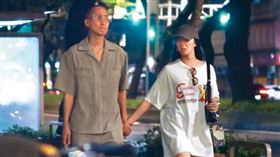 8/25，21：42，李杏（右）與劉珞亦（左）與友人聚完餐後，最後又牽著彼此一起回李杏的家；李杏已經脫掉防護口罩。