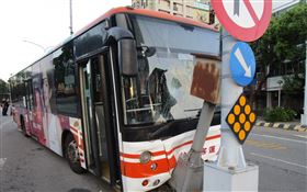 台中,西屯,公車,自撞,不治,台中客運（圖／翻攝畫面）