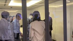 ▲檢廉兵分多路前往威京集團總部等地搜索，並傳喚京華城負責人、威京總部集團主席沈慶京。（圖／翻攝畫面）